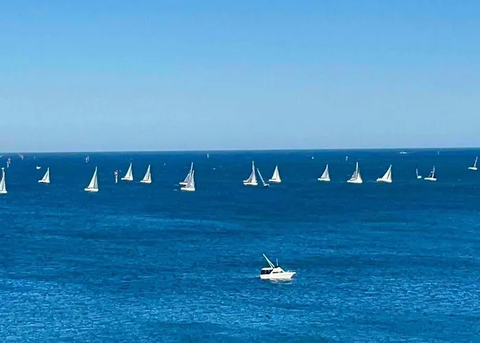 Amzing Ocean View Spacious Three Bedrooms Apartment Port Melbourne